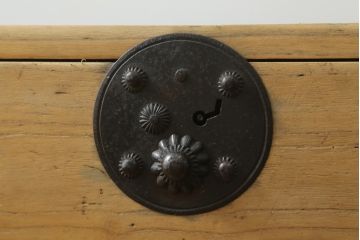 和製アンティーク　前面桐材　明るい木色に黒々とした金具が映える庄内小箪笥(桐箪笥、桐たんす、整理タンス、衣装たんす、古箪笥、時代箪笥、収納箪笥、引き出し)(R-076219)