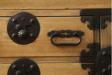 和製アンティーク　前面桐材　明るい木色に黒々とした金具が映える庄内小箪笥(桐箪笥、桐たんす、整理タンス、衣装たんす、古箪笥、時代箪笥、収納箪笥、引き出し)(R-076219)