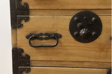 和製アンティーク　前面桐材　明るい木色に黒々とした金具が映える庄内小箪笥(桐箪笥、桐たんす、整理タンス、衣装たんす、古箪笥、時代箪笥、収納箪笥、引き出し)(R-076219)