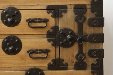 和製アンティーク　前面桐材　明るい木色に黒々とした金具が映える庄内小箪笥(桐箪笥、桐たんす、整理タンス、衣装たんす、古箪笥、時代箪笥、収納箪笥、引き出し)(R-076219)