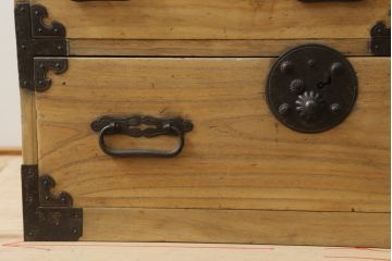和製アンティーク　前面桐材　明るい木色に黒々とした金具が映える庄内小箪笥(桐箪笥、桐たんす、整理タンス、衣装たんす、古箪笥、時代箪笥、収納箪笥、引き出し)(R-076219)