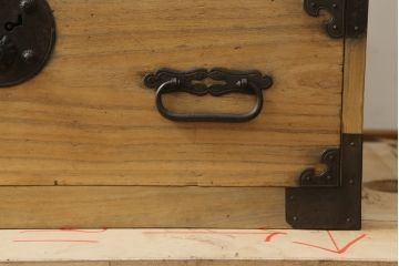 和製アンティーク　前面桐材　明るい木色に黒々とした金具が映える庄内小箪笥(桐箪笥、桐たんす、整理タンス、衣装たんす、古箪笥、時代箪笥、収納箪笥、引き出し)(R-076219)