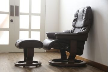 中古　美品　EKORNES(エコーネス)　本革　オットマン付き　ストレスレス レノ クラシック(S)(アームチェア、リクライニングチェア、椅子、一人掛けソファ、1Pソファ)(定価約38万円)(R-076223)