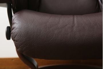 中古　美品　EKORNES(エコーネス)　本革　オットマン付き　ストレスレス レノ クラシック(S)(アームチェア、リクライニングチェア、椅子、一人掛けソファ、1Pソファ)(定価約38万円)(R-076223)