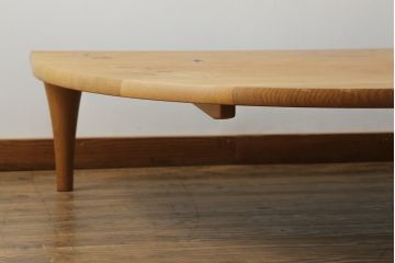 中古　飛騨産業　キツツキ　森のことば　SN105RT　自然な木の風合いを楽しめる半円形リビングテーブル(センターテーブル、ローテーブル)(R-076226)