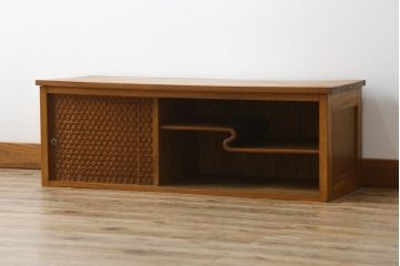 和製アンティーク　楠(クス)材　素晴らしい細工が目を惹くシャッター引き戸のローボード(テレビ台、テレビボード、収納棚、戸棚、飾り棚、違い棚)(R-076227)