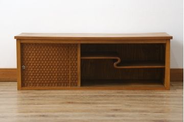 和製アンティーク　楠(クス)材　素晴らしい細工が目を惹くシャッター引き戸のローボード(テレビ台、テレビボード、収納棚、戸棚、飾り棚、違い棚)(R-076227)