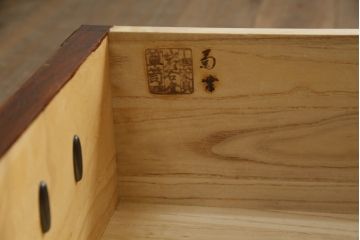 中古　岩谷堂箪笥　菊幸　重厚な佇まいと力強い杢目が魅力的な車箪笥(和タンス、収納箪笥、整理箪笥、引き出し、サイドチェスト)(R-076229)