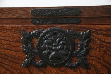 中古　岩谷堂箪笥　菊幸　重厚な佇まいと力強い杢目が魅力的な車箪笥(和タンス、収納箪笥、整理箪笥、引き出し、サイドチェスト)(R-076229)
