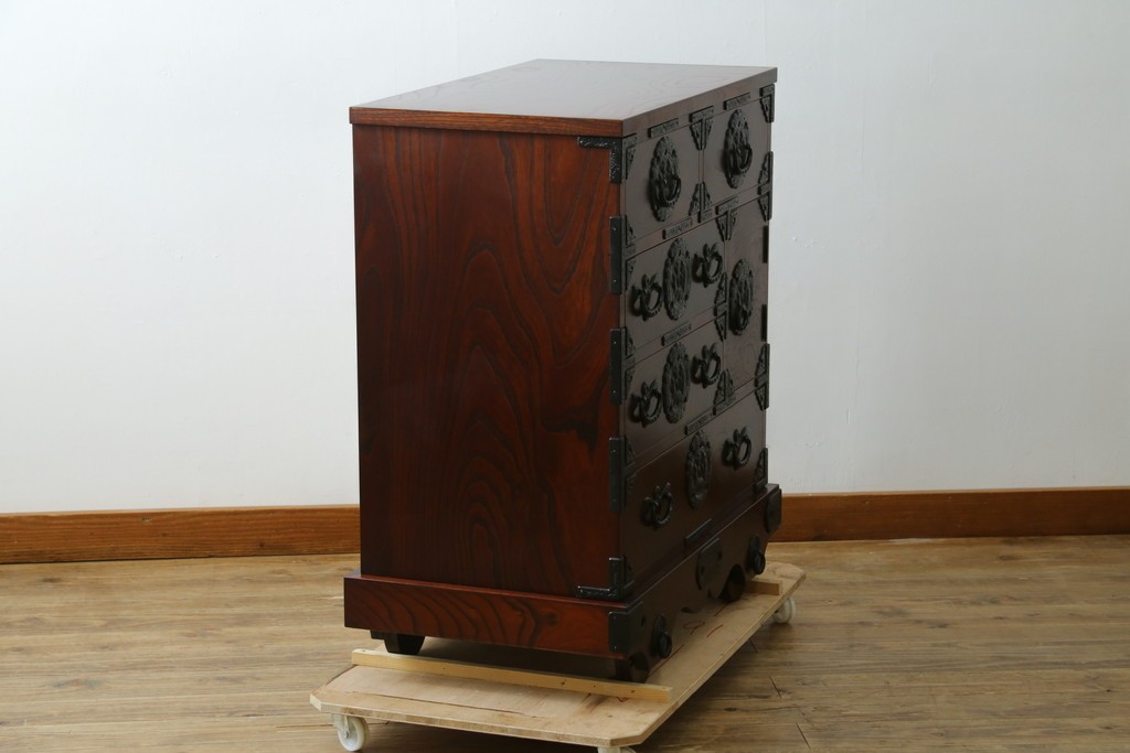 中古　美品　岩谷堂箪笥　美しい杢目と豪華な金具が目を惹く車箪笥　(R-076230)