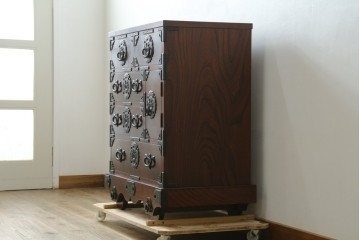 中古　美品　岩谷堂箪笥　美しい杢目と豪華な金具が目を惹く車箪笥　(R-076230)