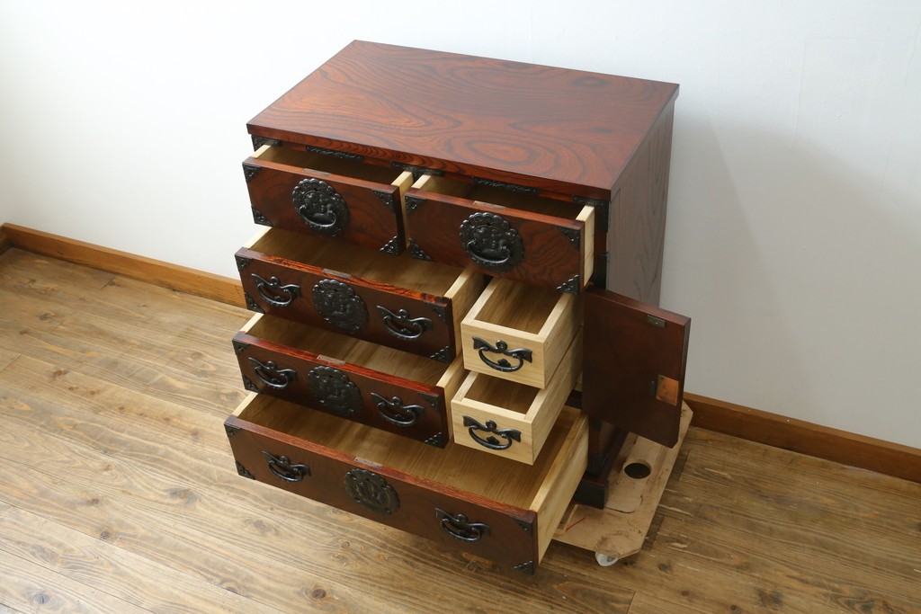 中古　美品　岩谷堂箪笥　美しい杢目と豪華な金具が目を惹く車箪笥　(R-076230)