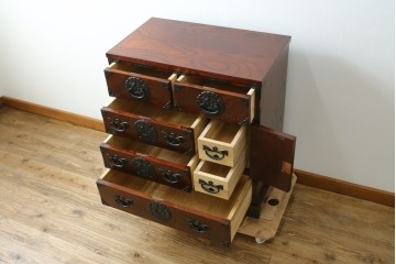 中古　美品　岩谷堂箪笥　美しい杢目と豪華な金具が目を惹く車箪笥　(R-076230)