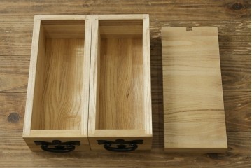 中古　美品　岩谷堂箪笥　美しい杢目と豪華な金具が目を惹く車箪笥　(R-076230)