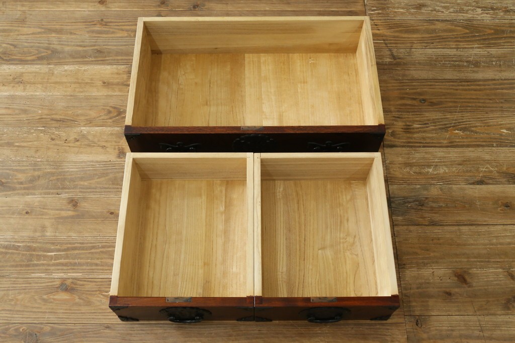 中古　美品　岩谷堂箪笥　美しい杢目と豪華な金具が目を惹く車箪笥　(R-076230)