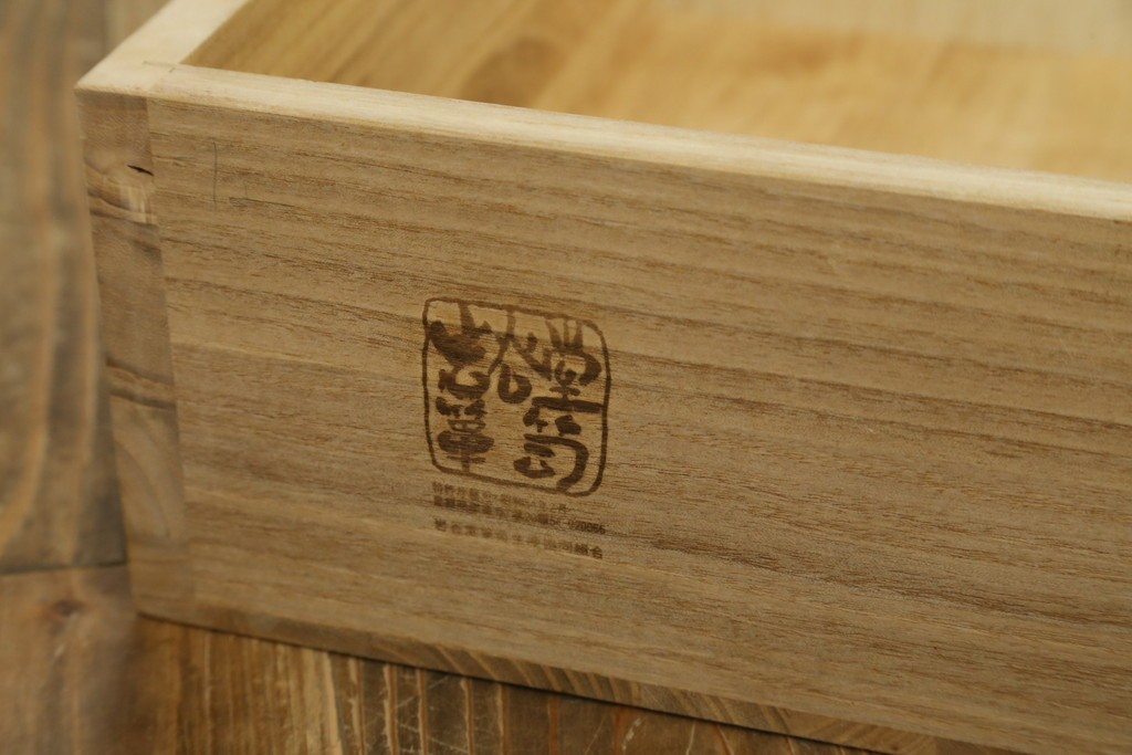 中古　美品　岩谷堂箪笥　美しい杢目と豪華な金具が目を惹く車箪笥　(R-076230)