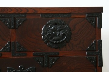 中古　美品　岩谷堂箪笥　美しい杢目と豪華な金具が目を惹く車箪笥　(R-076230)