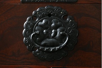 中古　美品　岩谷堂箪笥　美しい杢目と豪華な金具が目を惹く車箪笥　(R-076230)