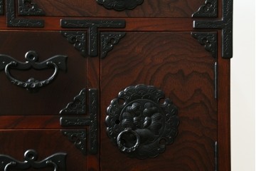 中古　美品　岩谷堂箪笥　美しい杢目と豪華な金具が目を惹く車箪笥　(R-076230)