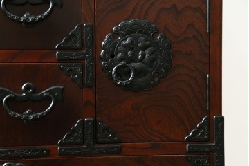 中古　美品　岩谷堂箪笥　美しい杢目と豪華な金具が目を惹く車箪笥　(R-076230)