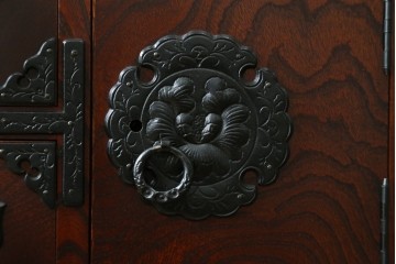中古　美品　岩谷堂箪笥　美しい杢目と豪華な金具が目を惹く車箪笥　(R-076230)