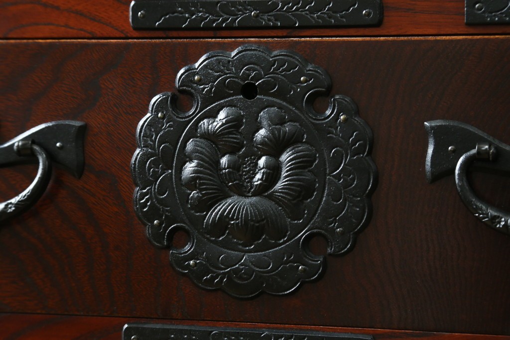 中古　美品　岩谷堂箪笥　美しい杢目と豪華な金具が目を惹く車箪笥　(R-076230)