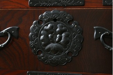 中古　美品　岩谷堂箪笥　美しい杢目と豪華な金具が目を惹く車箪笥　(R-076230)