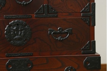 中古　美品　岩谷堂箪笥　美しい杢目と豪華な金具が目を惹く車箪笥　(R-076230)