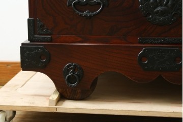 中古　美品　岩谷堂箪笥　美しい杢目と豪華な金具が目を惹く車箪笥　(R-076230)
