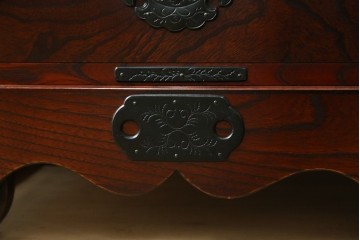 中古　美品　岩谷堂箪笥　美しい杢目と豪華な金具が目を惹く車箪笥　(R-076230)
