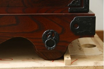 中古　美品　岩谷堂箪笥　美しい杢目と豪華な金具が目を惹く車箪笥　(R-076230)
