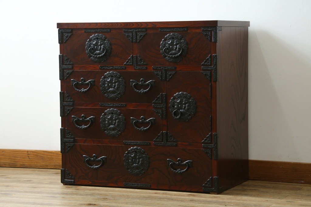 中古　美品　岩谷堂箪笥　美しい杢目と豪華な金具が目を惹く車箪笥　(R-076230)