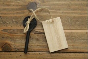 中古　美品　岩谷堂箪笥　美しい杢目と豪華な金具が目を惹く車箪笥　(R-076230)
