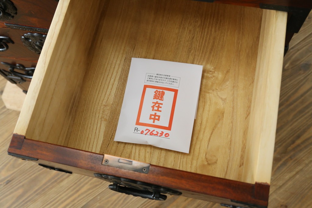 中古　美品　岩谷堂箪笥　美しい杢目と豪華な金具が目を惹く車箪笥　(R-076230)