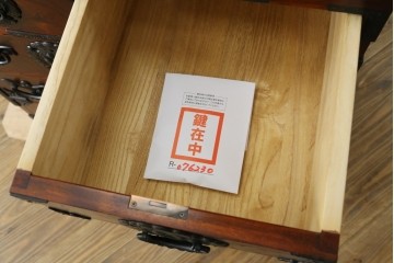 中古　美品　岩谷堂箪笥　美しい杢目と豪華な金具が目を惹く車箪笥　(R-076230)