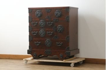 中古 美品　岩谷堂箪笥　美しい杢目と豪華な金具が目を惹く車箪笥(衣装箪笥、収納箪笥、整理箪笥、和箪笥、引き出し)(R-076230)
