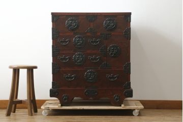 中古 美品　岩谷堂箪笥　美しい杢目と豪華な金具が目を惹く車箪笥(衣装箪笥、収納箪笥、整理箪笥、和箪笥、引き出し)(R-076230)
