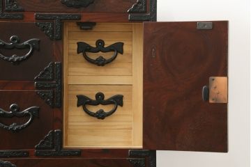 中古 美品　岩谷堂箪笥　美しい杢目と豪華な金具が目を惹く車箪笥(衣装箪笥、収納箪笥、整理箪笥、和箪笥、引き出し)(R-076230)