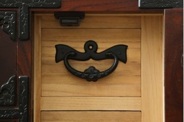 中古 美品　岩谷堂箪笥　美しい杢目と豪華な金具が目を惹く車箪笥(衣装箪笥、収納箪笥、整理箪笥、和箪笥、引き出し)(R-076230)
