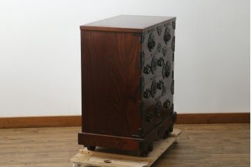 中古 美品　岩谷堂箪笥　美しい杢目と豪華な金具が目を惹く車箪笥(衣装箪笥、収納箪笥、整理箪笥、和箪笥、引き出し)(R-076230)