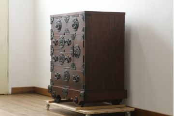 中古 美品　岩谷堂箪笥　美しい杢目と豪華な金具が目を惹く車箪笥(衣装箪笥、収納箪笥、整理箪笥、和箪笥、引き出し)(R-076230)