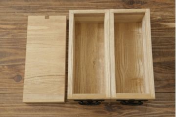 中古 美品　岩谷堂箪笥　美しい杢目と豪華な金具が目を惹く車箪笥(衣装箪笥、収納箪笥、整理箪笥、和箪笥、引き出し)(R-076230)