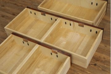 中古 美品　岩谷堂箪笥　美しい杢目と豪華な金具が目を惹く車箪笥(衣装箪笥、収納箪笥、整理箪笥、和箪笥、引き出し)(R-076230)