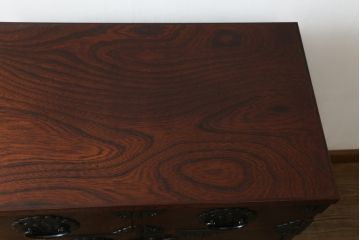 中古 美品　岩谷堂箪笥　美しい杢目と豪華な金具が目を惹く車箪笥(衣装箪笥、収納箪笥、整理箪笥、和箪笥、引き出し)(R-076230)