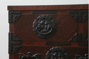 中古 美品　岩谷堂箪笥　美しい杢目と豪華な金具が目を惹く車箪笥(衣装箪笥、収納箪笥、整理箪笥、和箪笥、引き出し)(R-076230)