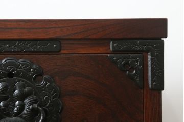 中古 美品　岩谷堂箪笥　美しい杢目と豪華な金具が目を惹く車箪笥(衣装箪笥、収納箪笥、整理箪笥、和箪笥、引き出し)(R-076230)