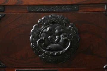 中古 美品　岩谷堂箪笥　美しい杢目と豪華な金具が目を惹く車箪笥(衣装箪笥、収納箪笥、整理箪笥、和箪笥、引き出し)(R-076230)