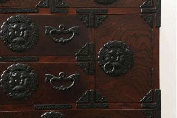 中古 美品　岩谷堂箪笥　美しい杢目と豪華な金具が目を惹く車箪笥(衣装箪笥、収納箪笥、整理箪笥、和箪笥、引き出し)(R-076230)