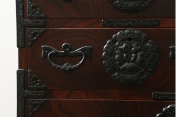 中古 美品　岩谷堂箪笥　美しい杢目と豪華な金具が目を惹く車箪笥(衣装箪笥、収納箪笥、整理箪笥、和箪笥、引き出し)(R-076230)