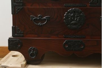 中古 美品　岩谷堂箪笥　美しい杢目と豪華な金具が目を惹く車箪笥(衣装箪笥、収納箪笥、整理箪笥、和箪笥、引き出し)(R-076230)